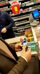 Cette machine sert à recouvrir les images chocs des paquets de cigarette