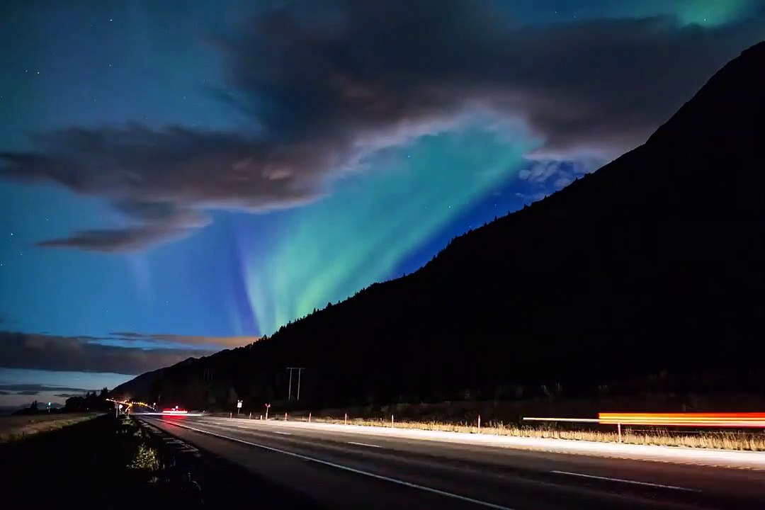 Aurores Boréales impressionnantes au-dessus d'une autoroute