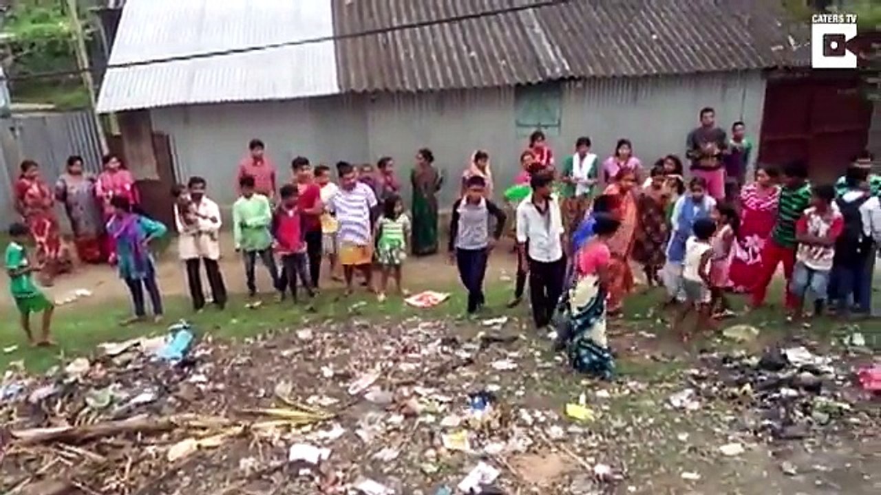 Villagers cover up Mating snakes to give them a moment of privacy