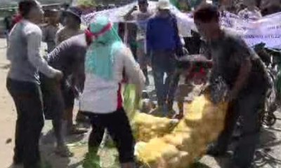 Para Pedagang Protes dengan Buang Sayuran ke Jalanan