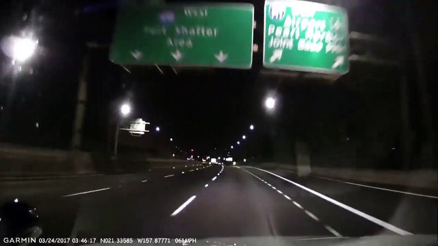 Ce conducteur veut changer de voie de circulation au dernier moment et percute la berme centrale.
