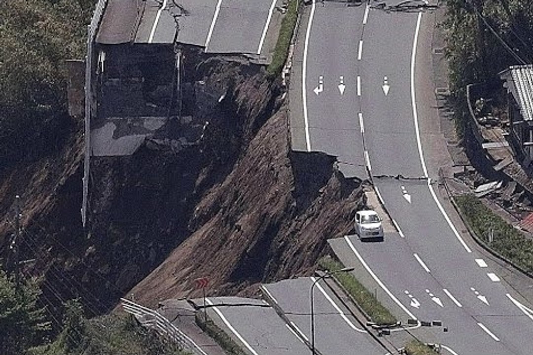 الزلزال لحظة بلحظة بالصوت والصورة ، وكأنك معهم !!!