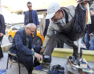 Bakan Elvan Boya Sandığının Başına Geçip Ayakkabı Fırçaladı