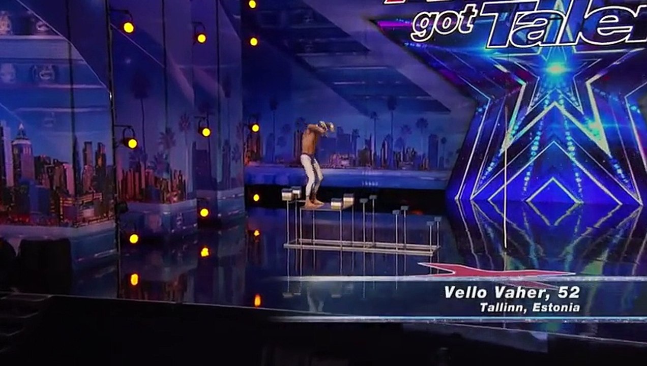 Un gymnaste d’une cinquantaine fait un impressionnant spectacle d’acrobaties