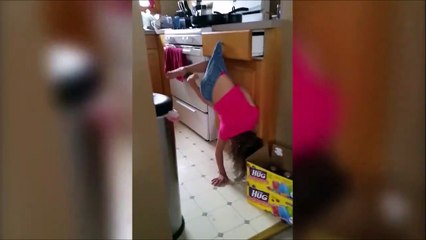 Cette petite fillette se trouve pendu par son short et clame son innocence