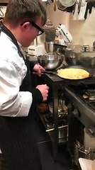 Comment retourner les crêpes ? Voici la technique ultime !