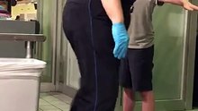 Une mère s’indigne du traitement très étrange que son garçon a subi lors d’une fouille par un agent de douane