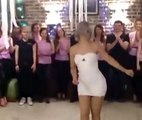 Sus Empleados le Dijeron que Bailara. Pero Nunca Imaginaron que lo haría de esta Manera…