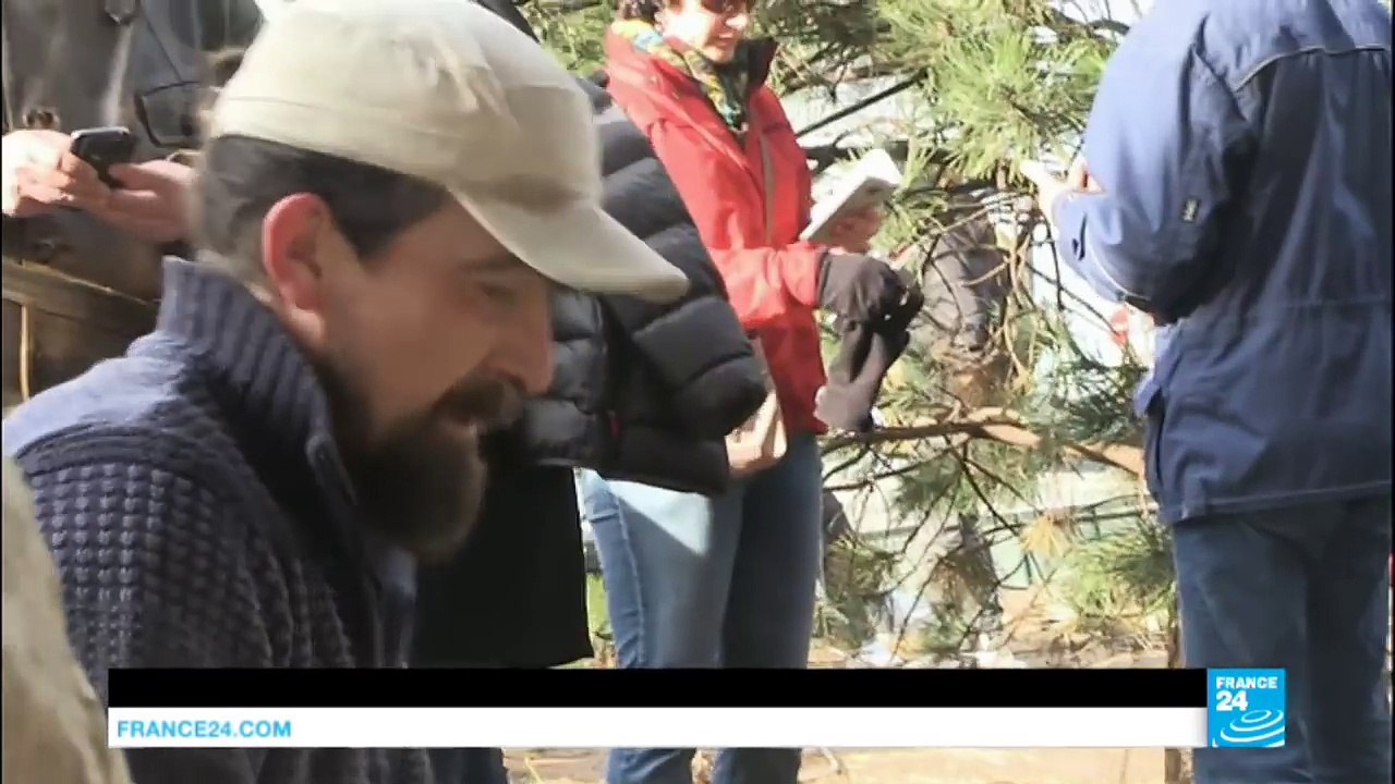 Paris : Des tailleurs de pierres transforment les blocs disposés par la Mairie de Paris pour éviter de nouveaux campemen