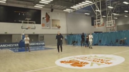 De três! Jogador do City faz cesta com o pé do meio da quadra. Veja!