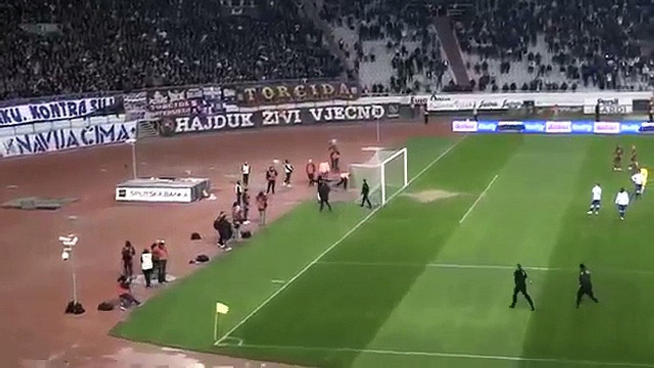 Un hooligan croate entre sur le terrain avec une barre de fer