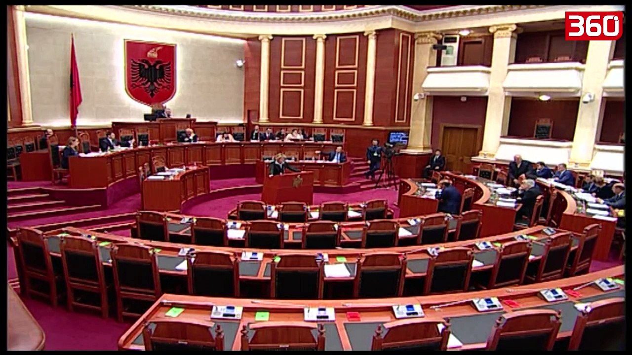 Replika Blushi-Kodheli ne parlament (360video)