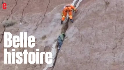 Les secouristes sauvent un enfant coincé dans la crevasse d'une falaise