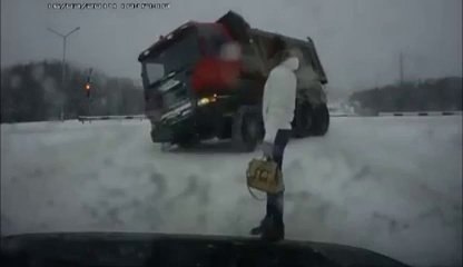 un camion se renverse devant elle ! a 2 doigts de se faire tuer !