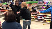 Une fille surprise en train de voler dans un supermarché devient agiter parce qu’elle ne peut plus s’échapper