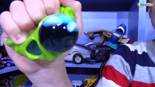 РЕЖЕМ ИГРУШКИ Что внутри Антистресса? Игры с ножницами Видео для детей