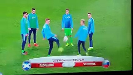 هروب لاعبى سلوفينيا بعد تعرضهم لموقف كوميدى