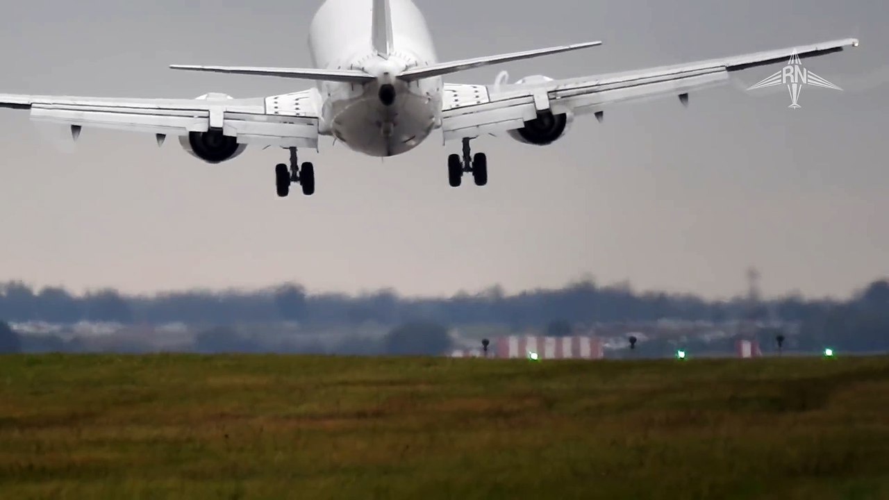 [MP4 1080p] Crosswind landing results in almost crash _ Boeing 737 hard touchdown + go around, Prague (LKPR)
