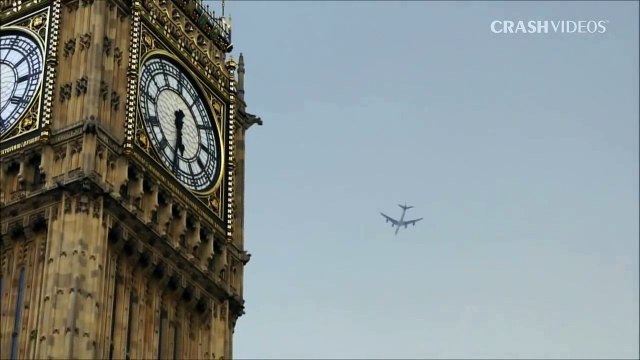 [MP4 720p] Amazing Airplane Struck By Lightning - Plane Crash