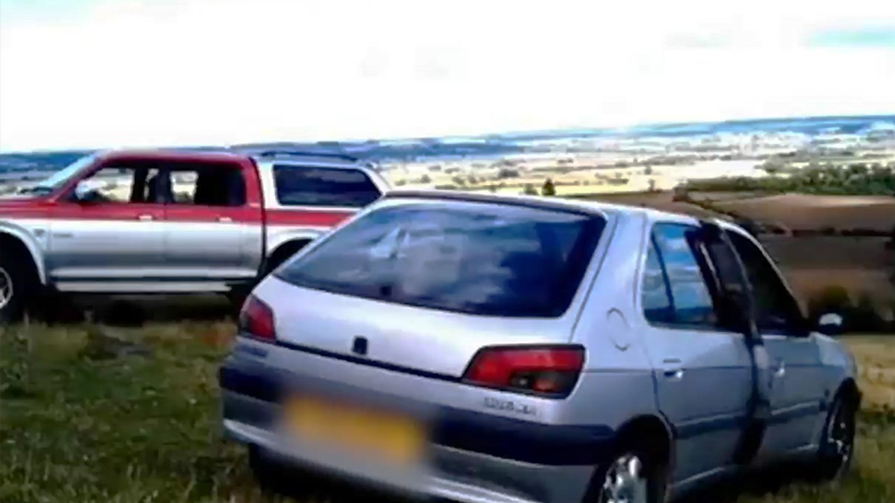 Il oublie de mettre le frein à main de sa voiture