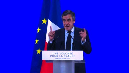 "Mes amis, je résiste!" clame Fillon en meeting à Quimper