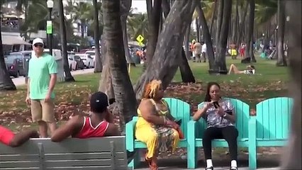 【かわいいドッキリ】おんぶしてもらえませんか？いきなり知らない子供に頼まれたらどうする？【海外おもしろドッキリ ハプニングまとめ】