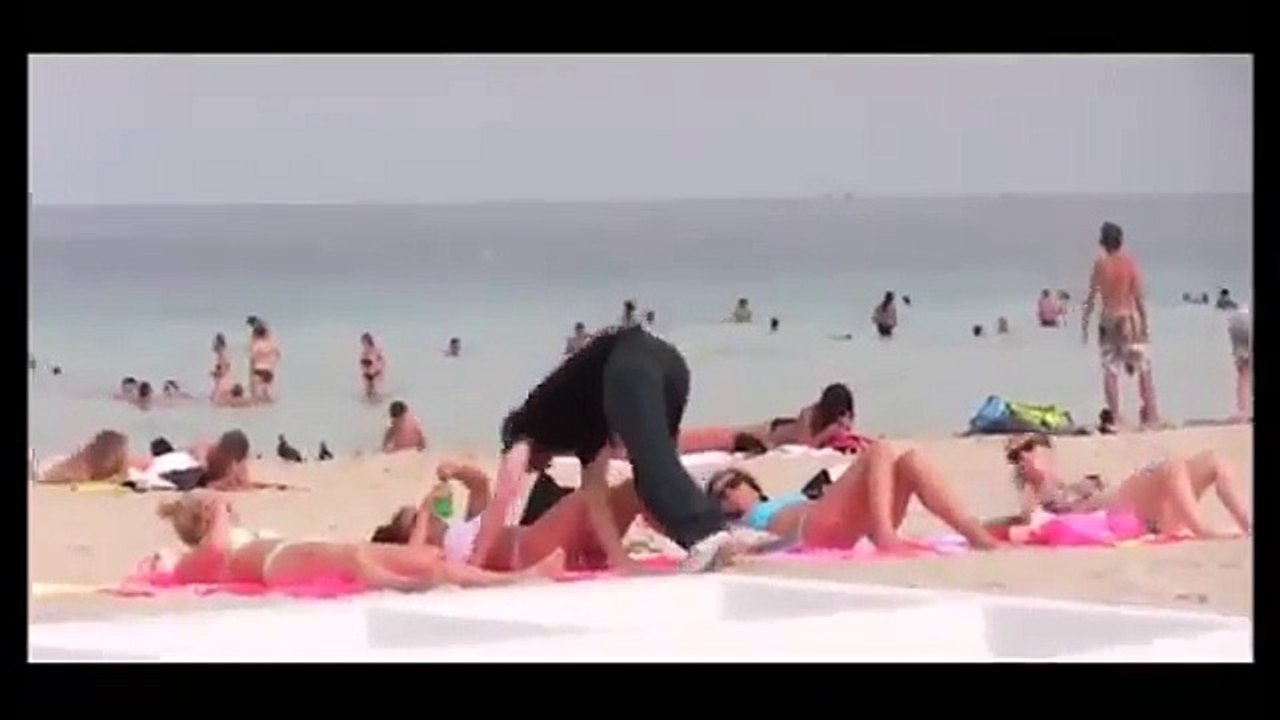 【おもしろドッキリ】美女がいきなり膝の上に！まんざらでもない？！【海外おもしろドッキリ ハプニングまとめ】