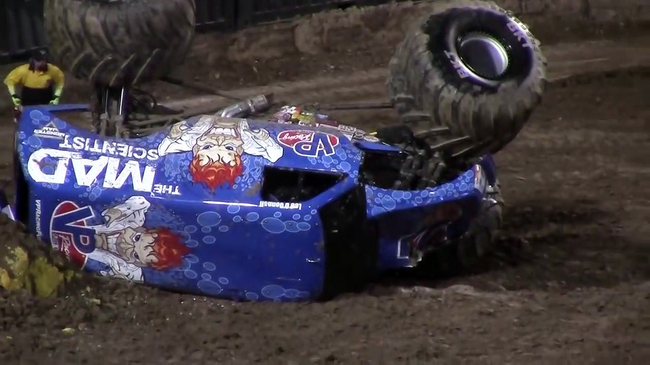 Il réussit le premier front flip avec un Monster Truck :O