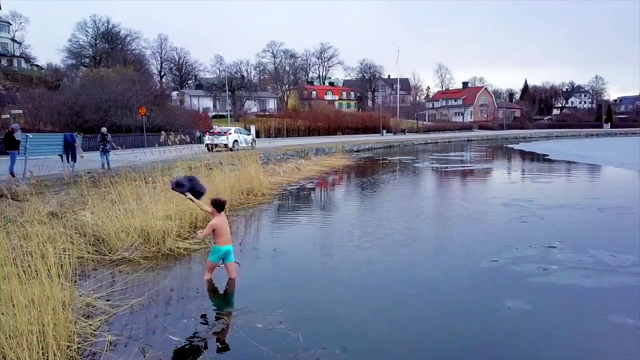 Ce gars fait du wake board tiré par une voiture