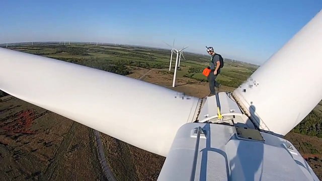 Deux base-jumpers sautent d’une éolienne