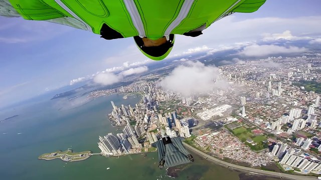 Vol en wingsuit entre les buildings de la ville de Panama