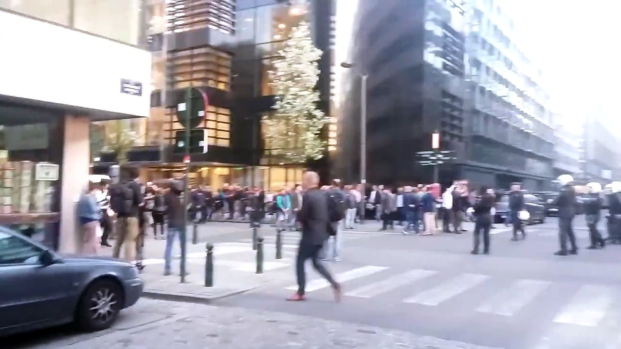 La police sépare Turcs et Kurdes devant l'ambassade de Turquie à Bruxelles