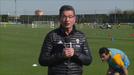 Dani Alves Comically Scares Juve's Reporter!