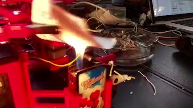 Robot Prints and Then BURNS Trumps Tweets!