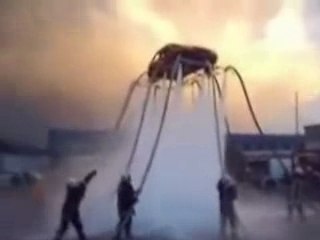 Des pompiers soulèvent une voiture avec des lances