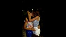 RAGAZZE SI BACIANO RIPRESE DAGLI AMICI..Girls Kissing footage from friends