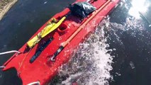 Ce pêcheur sur glace tombé dans l'eau en Estonie va etre sauvé par des pompiers