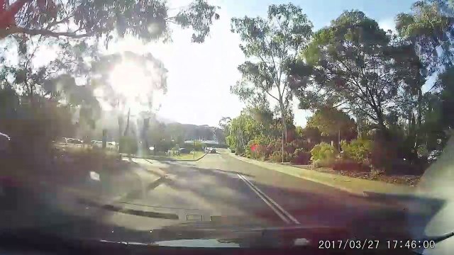 Un cycliste un peu trop enervé contre un automobiliste....