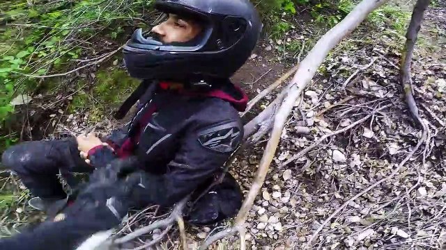 Ce motard perd le contrôle de sa moto et chute du haut d'une falaise