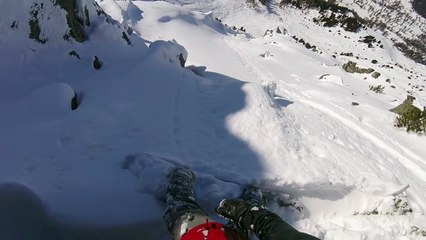 Ce snowboarder est pris dans une avalanche pendant pas moins de 30 secondes.