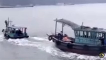 Xem 2 tàu gỗ đuổi nhau như phim trên Vịnh Hạ Long Việt Nam