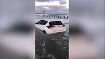 Il s'endort dans sa voiture sur la plage.