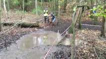 Un cycliste s'autorise un petit plaisir pendant une course VTT