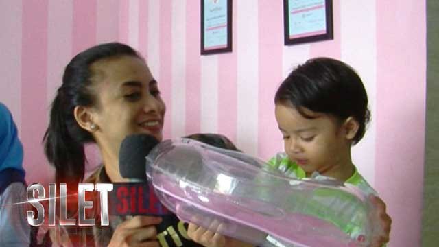 Berkunjung ke Baby Spa, Ini Keseruan Febry Keys Bersama Sang Anak - Silet 31 Maret 2017