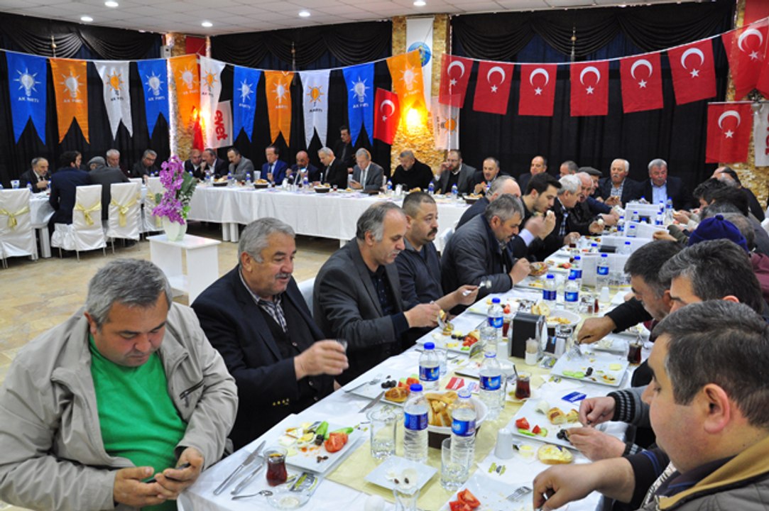 ŞAHİN, Kahvaltıda Esnafla Bir Araya Geldi