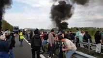 Les Forains bloquent l'autoroute A64 à Lescar