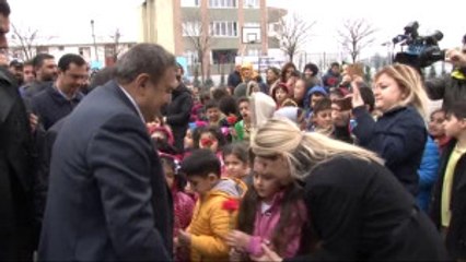 Bakan Veysel Eroğlu Öğrencilerle Birlikte Fidan Dikti