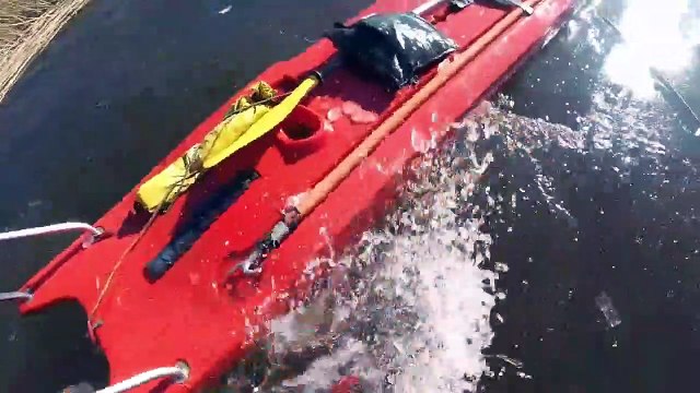 Ce pêcheur sur glace tombé dans l'eau en Estonie va être sauvé par des pompiers