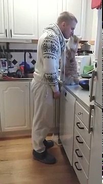 Sa relation avec son chat est si intense qu’il est obligé de câliner l’animal chaque matin autrement il ne le laissera p