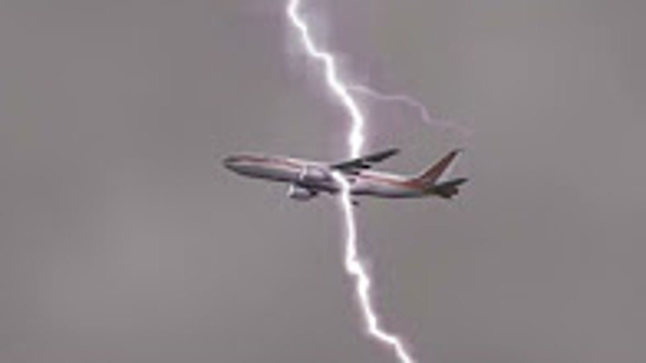 Amazing Airplane Struck By Lightning